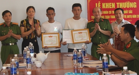 Khen thưởng đột xuất 2 công dân dũng cảm truy bắt tội phạm