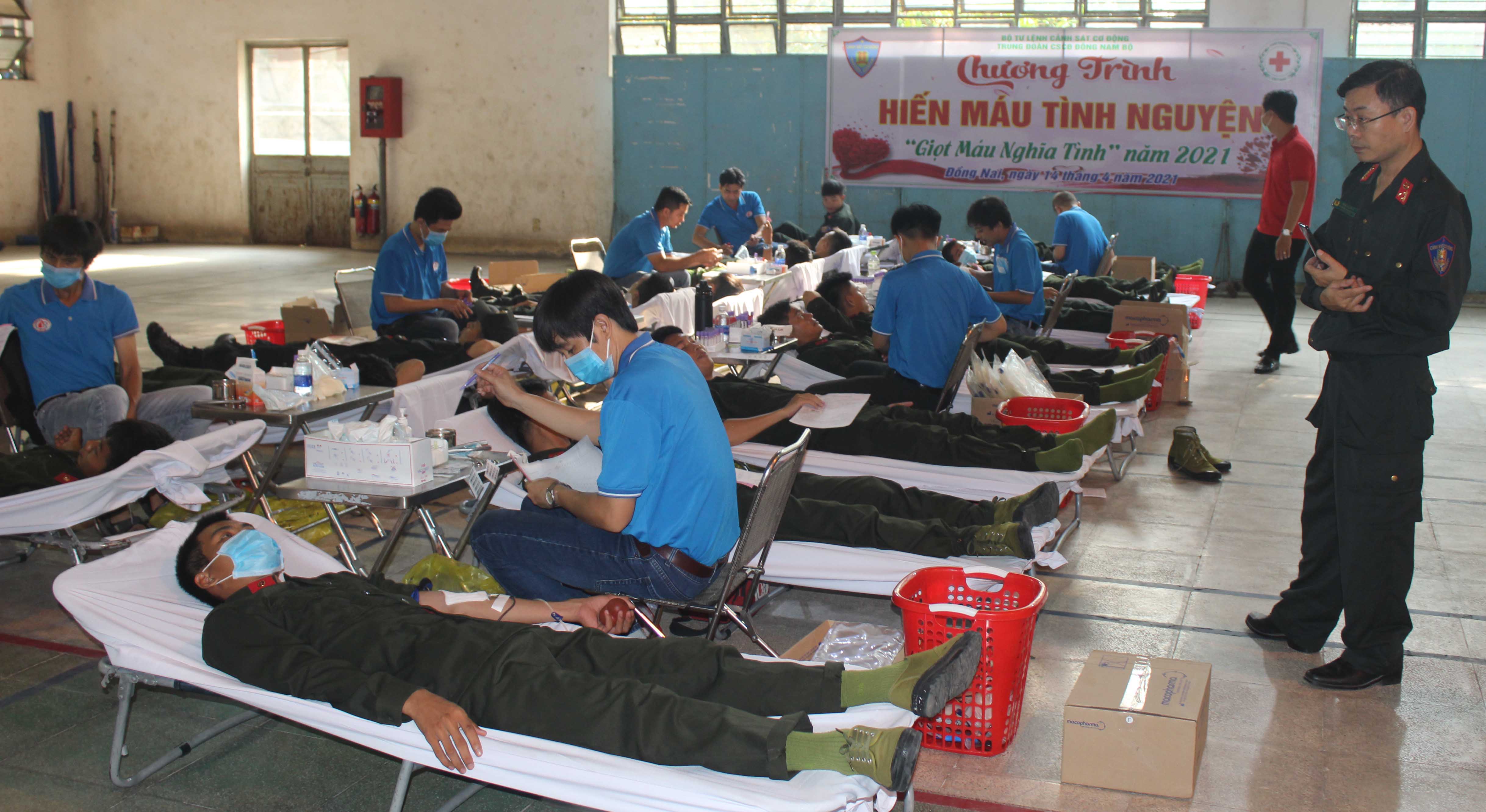 300 Cảnh sát cơ động hiến máu tình nguyện