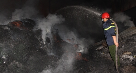 Lửa thiêu rụi kho chứa bột cao su giữa khu dân cư