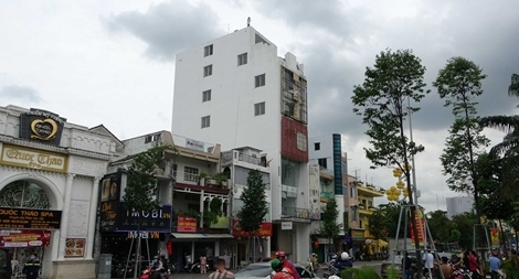 Nam thanh niên ngáo đá leo mái nhà 8 tầng đòi nhảy lầu