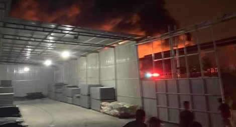 Lửa bao trùm một công ty sản xuất nhựa bao bì trong đêm