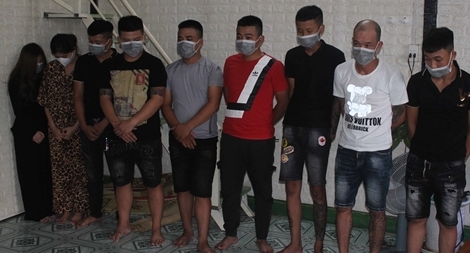 Tạm giữ băng nhóm "cắt cổ" công nhân với lãi suất cho vay 40%/22 ngày