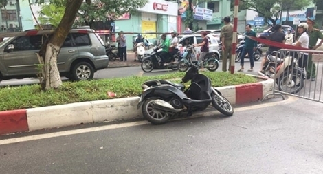 Đâm vào cây đổ ngang đường, nam thanh niên tử vong 