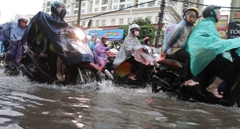 Đường phố Hà Nội kẹt cứng sau cơn mưa lớn