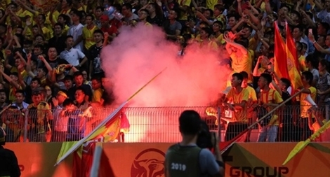 Khởi tố đối tượng bắn pháo sáng tại sân Hàng Đẫy  