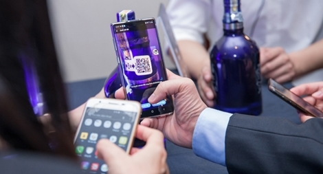 Ứng dụng công nghệ truy xuất nguồn gốc đồ uống có cồn mua trên mạng