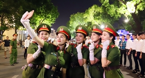 Ngẩn ngơ trước những "đóa hồng" của Đoàn nghi lễ CAND bên Hồ Gươm