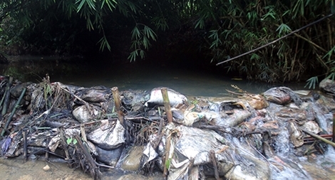 Cận cảnh nguồn nước sông Đà đầy dầu nhớt thải khiến dân Hà Nội điêu đứng