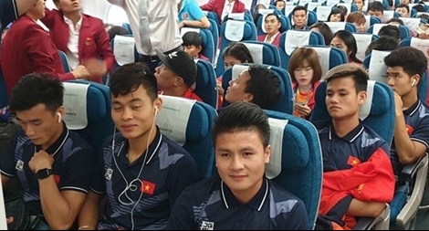 Hai "đội tuyển vàng" bóng đá chung chuyến bay về Hà Nội