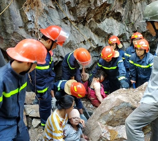 Giải cứu hai mẹ con bị đá tảng từ trên núi lăn xuống