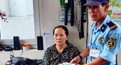 Bảo vệ bệnh viện trao trả hơn 100 triệu đồng cho người đánh rơi
