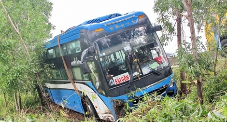 Xe khách giường nằm lao xuống lề đường