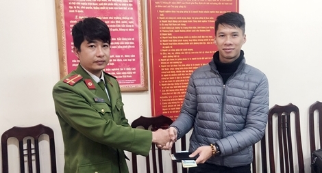 Trung úy Công an trả lại ví tiền cho người đánh rơi