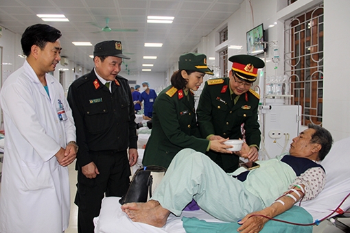 Bát cháo ấm tình đến với bệnh nhân nghèo