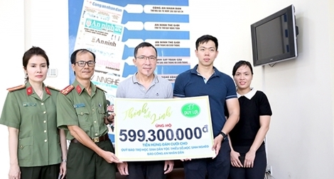 Ông Lâm Tấn Lợi trao gần 600 triệu đồng tiền mừng cưới của con gái ủng hộ Báo CAND làm từ thiện