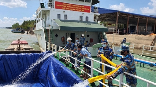 Bộ Tư lệnh Hải quân điều tàu chở nước ngọt giúp dân 