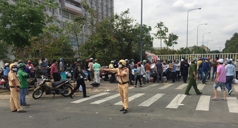 Khu cách ly phòng dịch ùn ứ vì người dân đến đưa đồ tiếp tế 