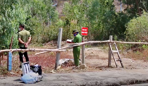 Truy tìm tung tích xác chết trong vali vứt bên triền đồi  