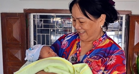 "Nhặt" được bé trai sơ sinh khi mở cửa nhà đi tập thể dục