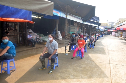 Người dân chợ Long Biên được xét nghiệm nhanh COVID-19