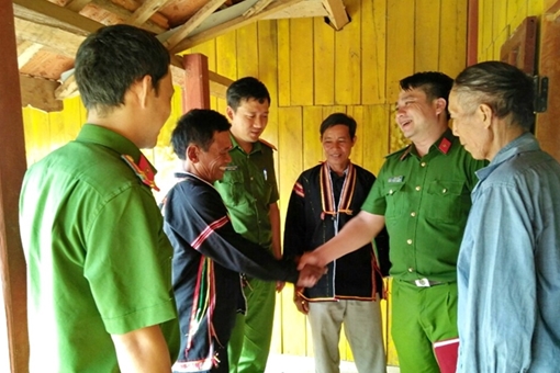 Công an vùng cao xoá bỏ nghi kỵ "cầm đồ thuốc độc"