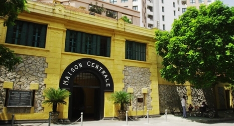 Tặng quà 500 du khách đầu tiên đến Di tích Nhà tù Hỏa Lò sau dịch 