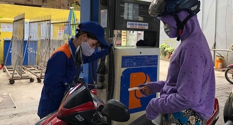 Xăng RON95-III tăng 604 đồng/lít 