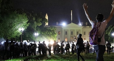  Người biểu tình Mỹ phá hàng rào Nhà Trắng, đốt xe cảnh sát