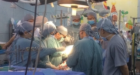 Bé trai bị vết thương thấu tim phục hồi tốt