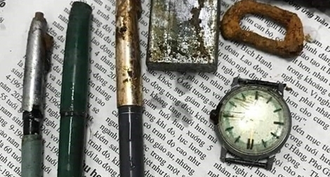 Tìm thấy bức ảnh cô gái và nhiều di vật cạnh 2 hài cốt liệt sĩ