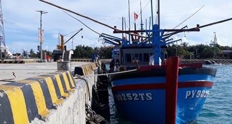 Hải quân đảo Sinh Tồn kịp thời cứu tàu cá của ngư dân 