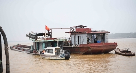 Bắt giữ 15 tàu khai thác cát trái phép trên sông Hồng