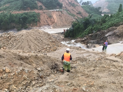 Băng rừng vượt lũ đưa thi thể Đại úy Trương Văn Thắng trở về