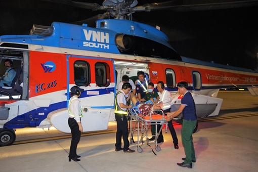 Trực thăng cấp cứu đưa 2 quân nhân từ Trường Sa về đất liền 