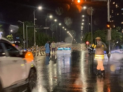 Đội mưa bảo đảm bảo an toàn giao thông và giúp dân tránh bão