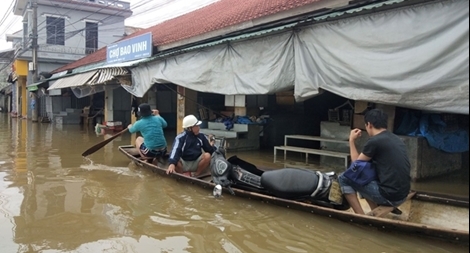 Nước lũ lại nhấn chìm nhiều tuyến phố cố đô Huế, 6.500 nhà dân bị ngập