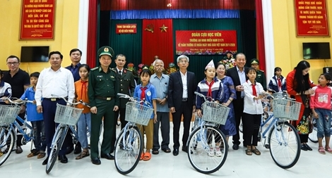 Thắm đượm nghĩa tình với ngôi trường cũ và các em học sinh nghèo  