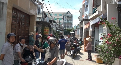 Người đàn ông bị đâm chạy vào nhà dân gục xuống tử vong