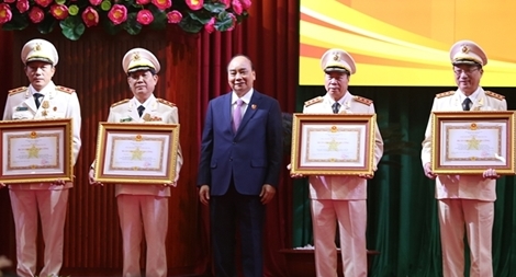 Thủ tướng trao phần thưởng cao quý tặng các đồng chí lãnh đạo Bộ Công an