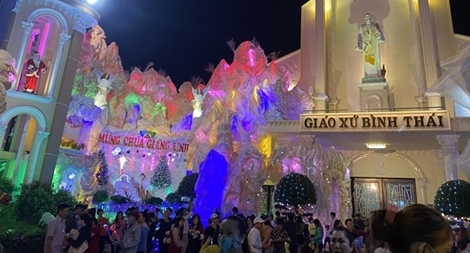 Người dân TP Hồ Chí Minh rộn ràng đón Giáng sinh 2020