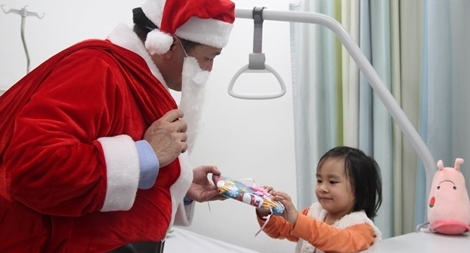 Lắng đọng hình ảnh bác sĩ hóa thành ông già Noel tặng quà bệnh nhi
