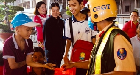 Ấm áp “Chuyến xe yêu thương” của Công an Long Xuyên trong đêm Noel