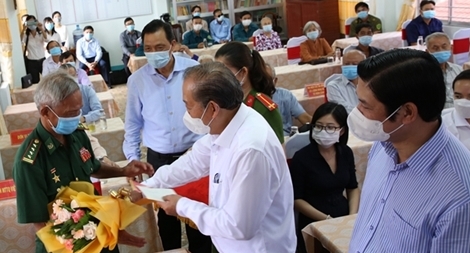 Phó Thủ tướng Trương Hòa Bình thăm, tặng quà người có công và dân nghèo