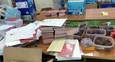 Xóa sổ đường dây làm bằng giả, thu giữ 4.000 con dấu và 5 tấn phôi bằng