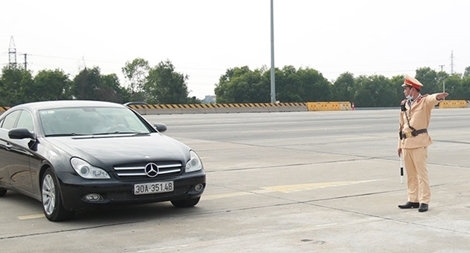 Theo chân CSGT chặn "ma men" ngày mồng 1 Tết