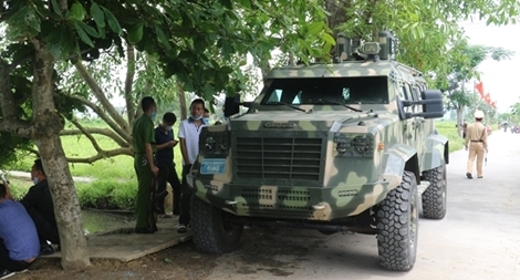 Cảnh sát và xe bọc thép vây bắt kẻ dùng súng bắn chết 2 người