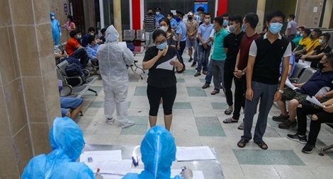 Lấy mẫu xét nghiệm cán bộ, công nhân viên ga Hà Nội