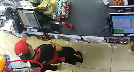 Kề dao vào cổ nữ nhân viên bán hàng, cướp hơn 9 triệu đồng