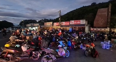 Xuyên đêm giúp đỡ 229 người dân đi xe máy từ TP Hồ Chí Minh về quê tránh dịch nghỉ chân tại đèo Hải Vân