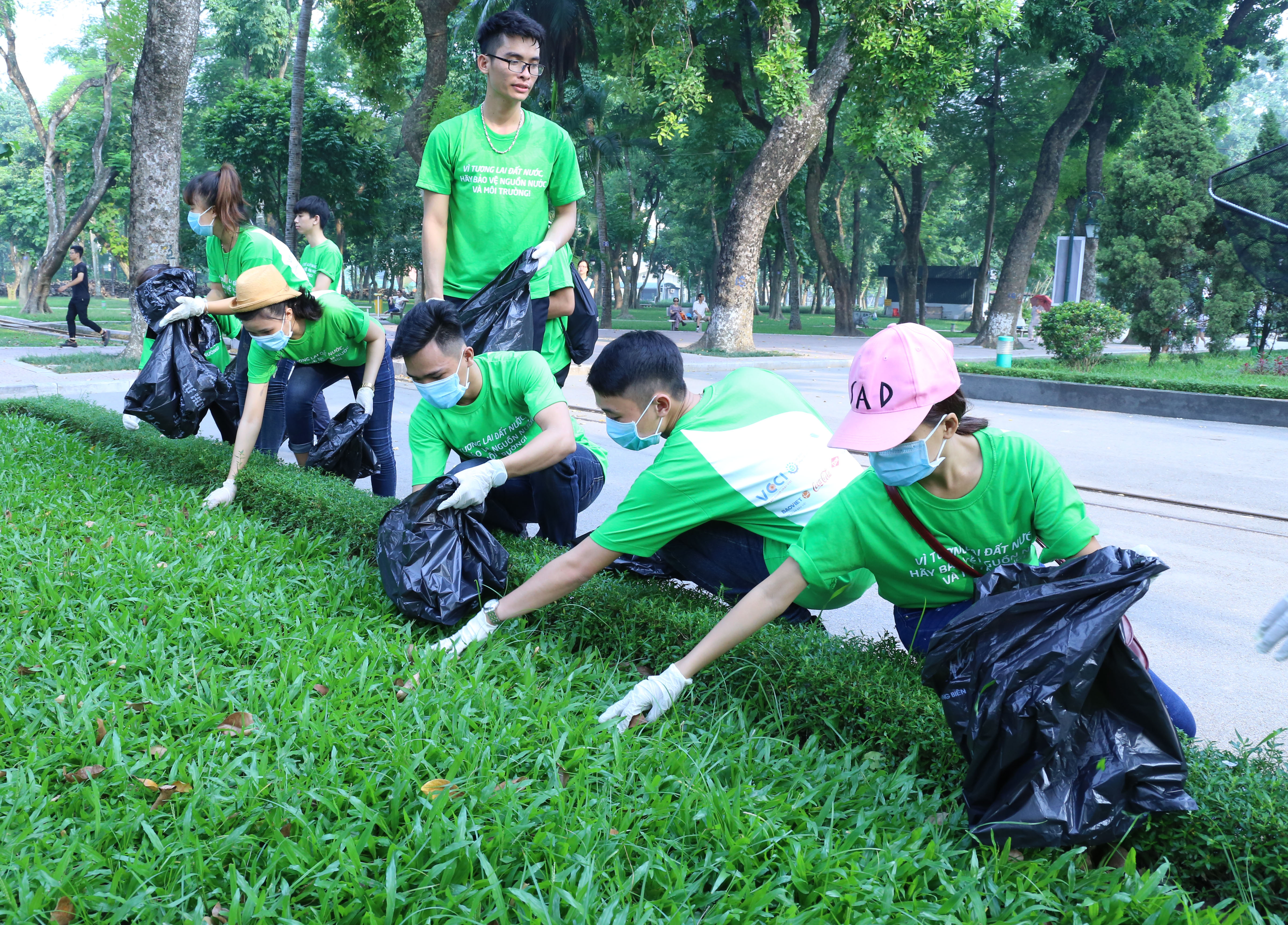 Hơn 1.000 tình nguyện viên tham gia làm sạch hồ Hà Nội 